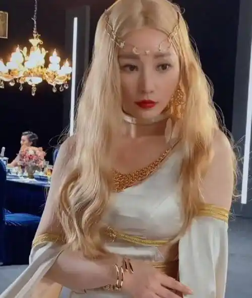 40岁柳岩cos雅典娜,被网友吐槽"变了个人"_照片_一定的_观众们