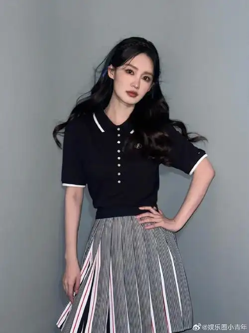 李沁甜酷学院风