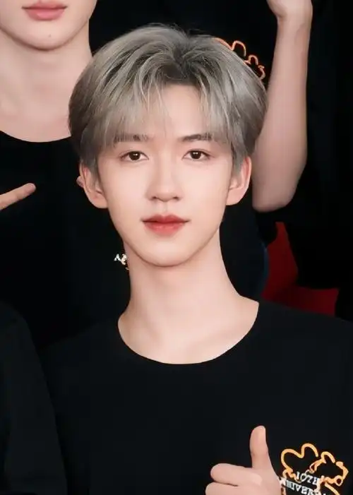 贺峻霖#来看看我们贺峻霖脸型流畅的小脸洗洗眼睛@时代少年团-贺峻霖