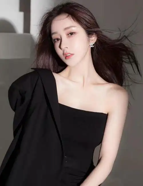 700万粉丝抖音最美女神明星颜值撑起3000万赞圈粉王校长