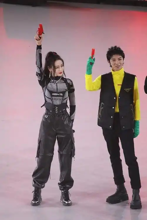 迪丽热巴少见酷系中性穿搭真帅和华晨宇站一起看着都很酷