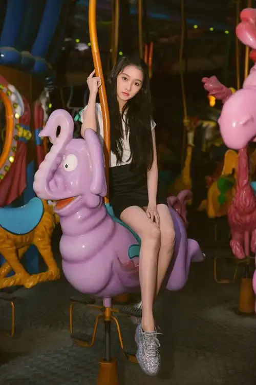 同是穿裙子,注意看关晓彤和贾玲的坐姿,腿长了不起啊