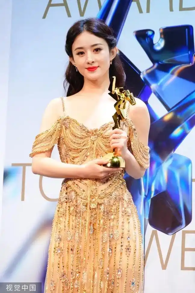 赵丽颖手握奖杯,星光熠熠.#赵丽颖荣获亚洲电影大奖 - 抖音