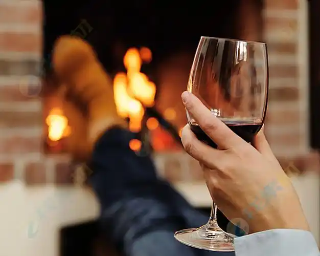 男子手中酒杯高清图片下载