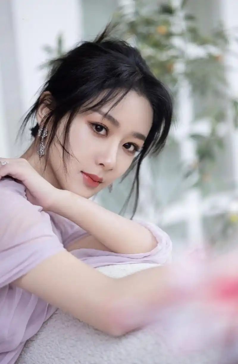 雪白肌肤,无暇容颜的#杨紫# 眉清目秀,五官精致,清丽脱俗,恍若仙女降