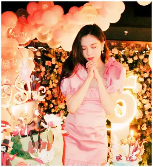 宋妍霏生日会,999朵玫瑰花太抢镜,送礼人的身份早该想到的