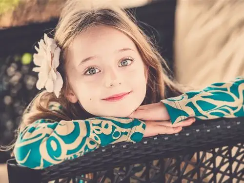 可爱的小女孩微笑 壁纸 - 1024x768