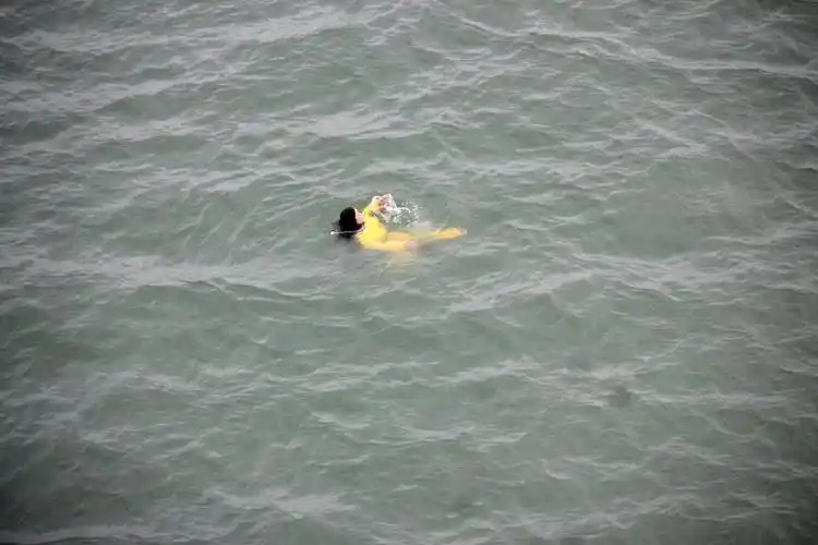 广西一女子跳桥失踪民众围观拍照