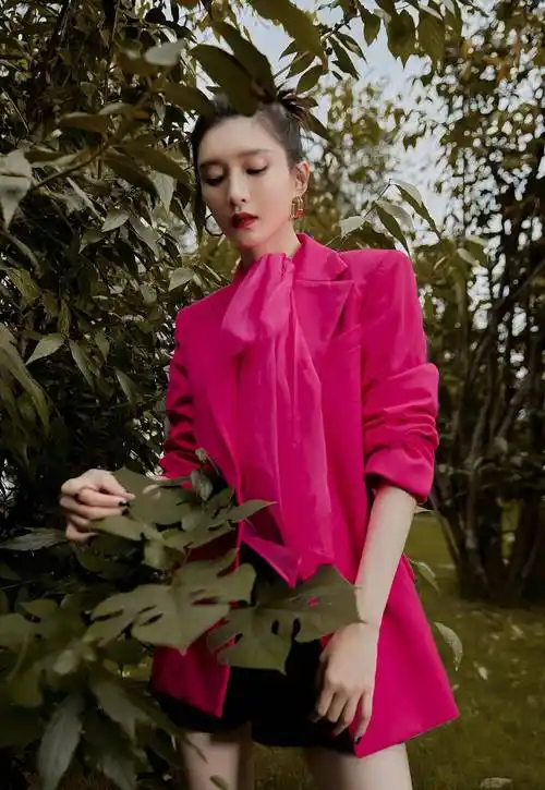 江疏影气场太强大,身穿红色礼裙参加活动,豪门大小姐既视感_造型_整体