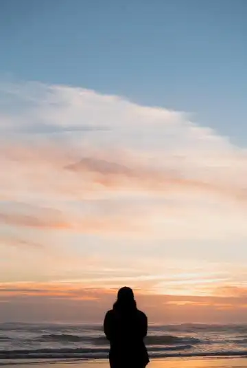 夕阳海边一个人