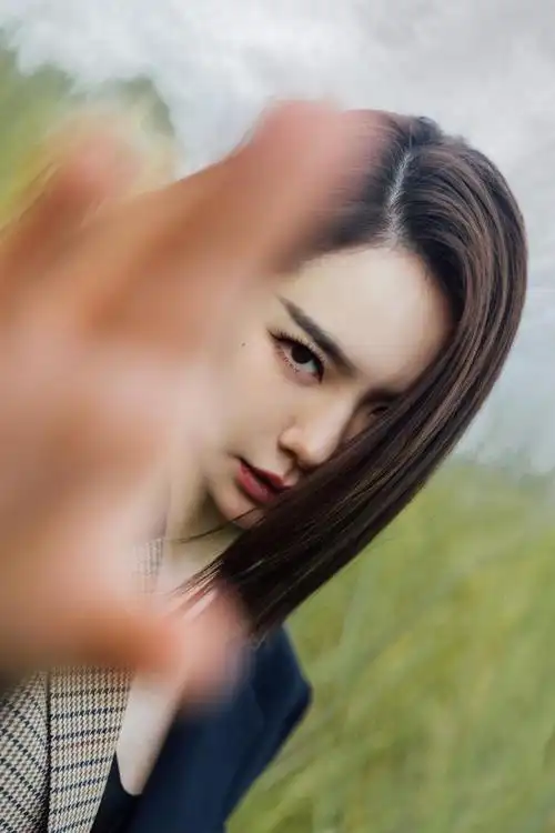 戚薇又偷穿李承铉衣服,穿西装一半格纹一半纯黑,还真挺惊艳的|短发|拼