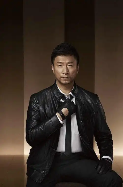 孙红雷高调支持国货,但也不忘保暖养生,简单却干练|衬衫|西装|皮夹克