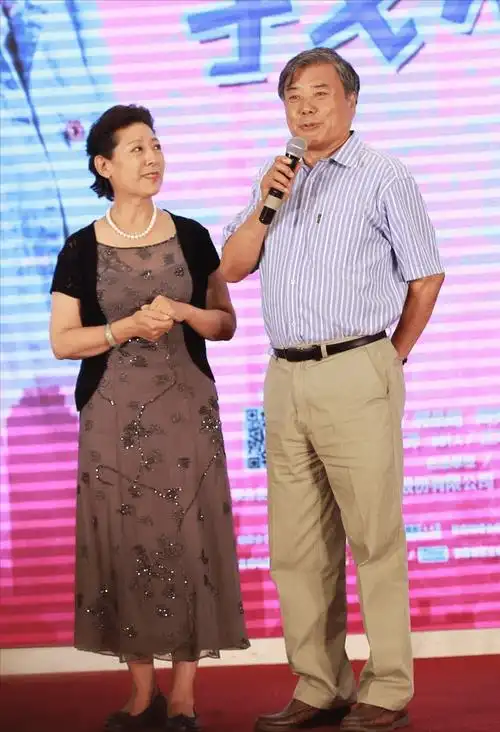 原创关牧村年龄大了但气质一点没老裙装配开衫优雅大气挺耐看的