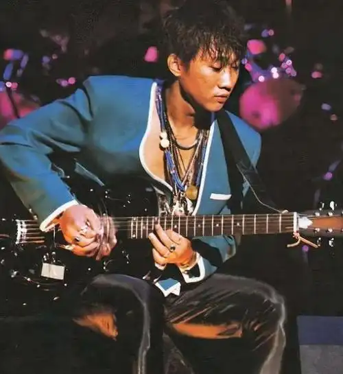 黄家驹的不羁情史为梦想与初恋分手前女友大闹灵堂后至今未嫁