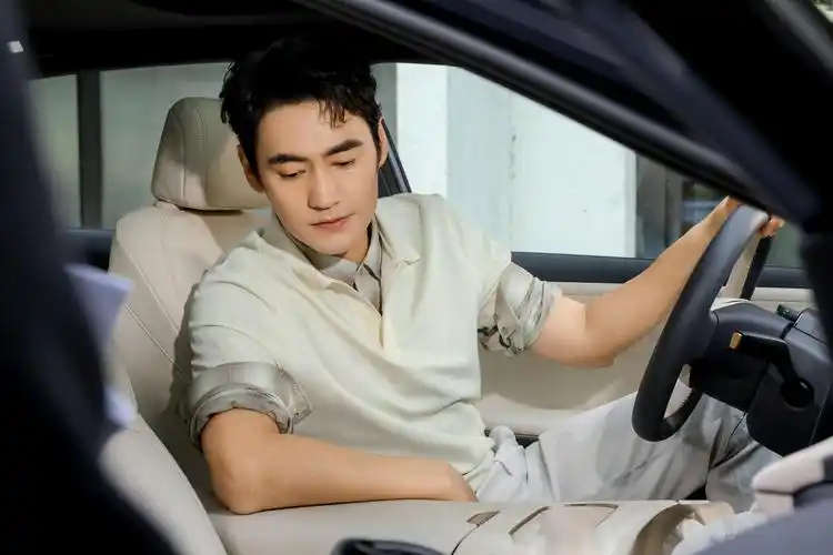 在袁弘和张歆艺的最新vlog中,两人趁着