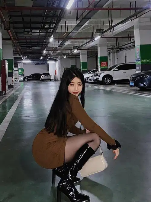 拍照太好看啦亮皮很有范停车场摆拍有点酷哦,爱啦93 #微胖女孩