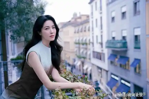 事实证明48岁无人敢娶的曾黎已经走上了另一条道路