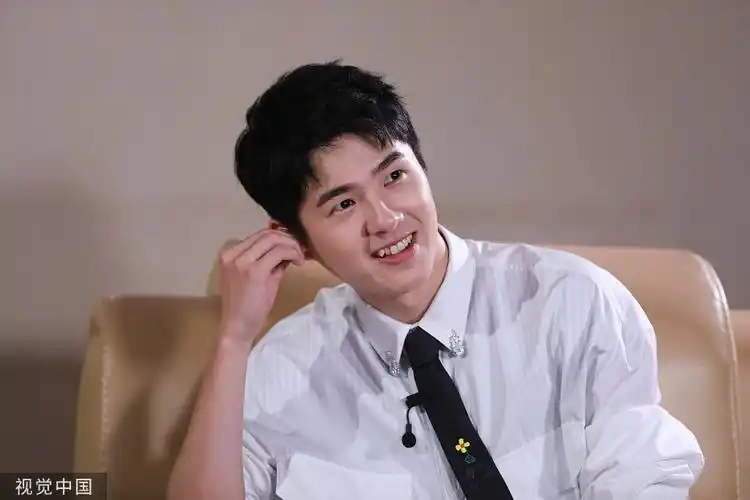 刘昊然安利家乡河南美食大快朵颐笑出小虎牙