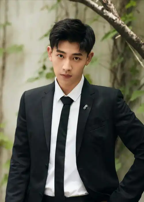 长相撞脸邓伦,《与凤行》他被赵丽颖带火,开始搭档陈都灵演男主_腾讯