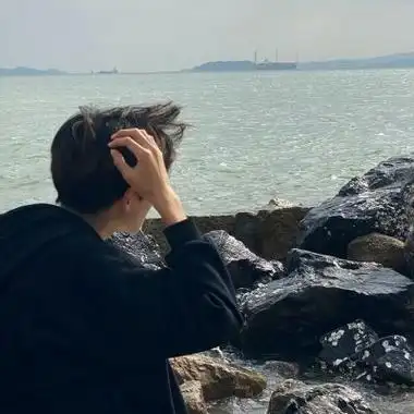 海边侧脸男生头像高清,想听听海的声音