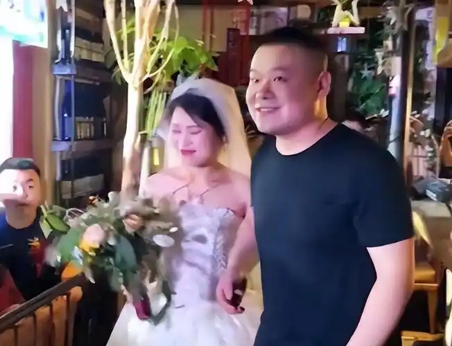 回顾岳云鹏的差别对待给姐姐买房让弟弟留农村他为何这样