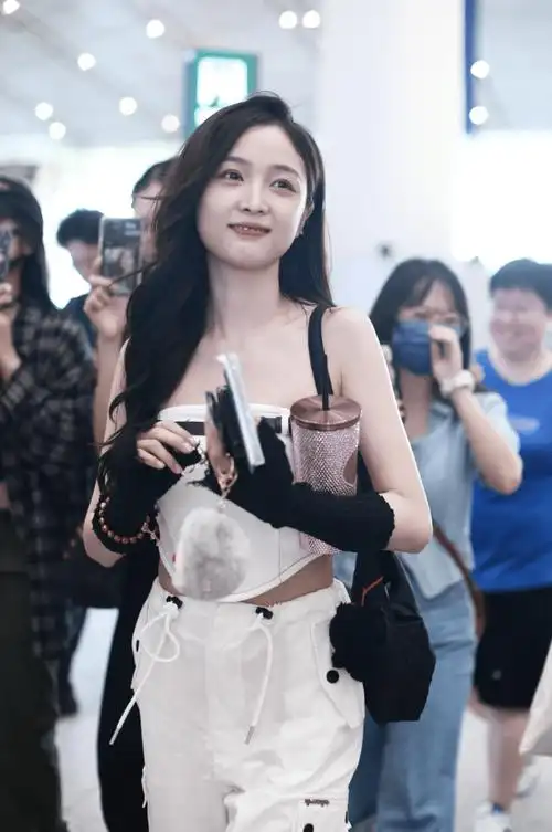 吴宣仪机场出发笑容甜美辣妹风穿搭太酷啦