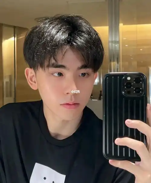 摩根碎盖简单好打理的碎盖烫发男生发型	发型