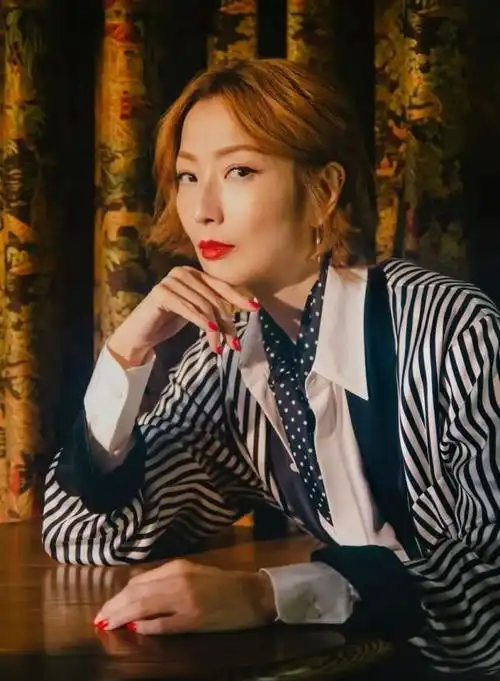 天后郑秀文时尚杂志封面大片,年届50终身美丽_腾讯新闻