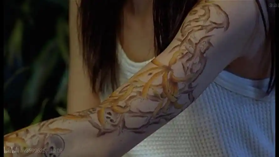 看了刺青才get到梁洛施的美