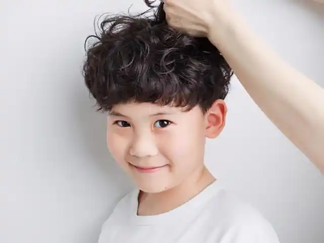 爸爸带5岁儿子去烫头,新发型让儿子生无可恋,网友:成熟了5岁