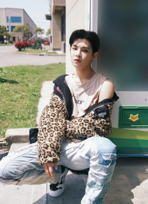 黄明昊终于不走酷拽风穿灰色运动套装出镜打造随性休闲风格