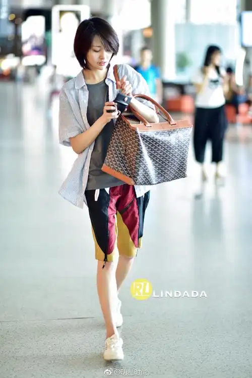 郑爽素颜现身机场,全程捂着嘴巴,真相令人心疼!