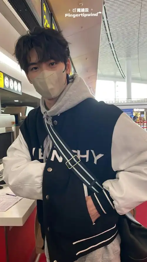 黄俊捷机场生图