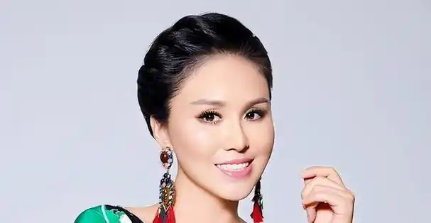 从央视宠儿到身陷重围,抢歌出道的乌兰图雅,"躲汉子"被群嘲