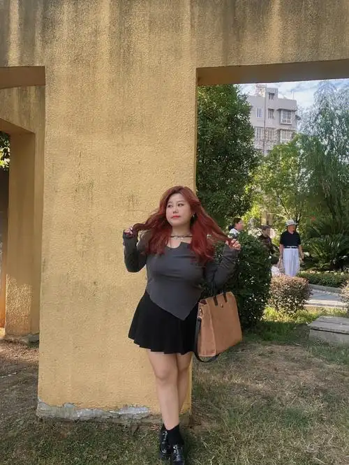 都胖的非常均匀,就是肚子会稍微更凸出一点 屁股大而扁94身高163cm