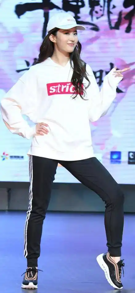 刘亦菲真是从小美到大,穿基础款运动装也难掩美貌,比例让人羡慕_外套