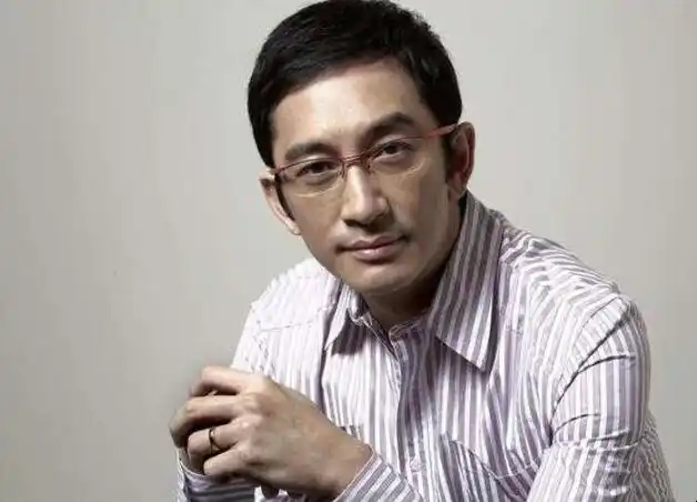 1吴启华,1964年5月19日出生于香港,中国香港影视男演员,流行乐歌手.