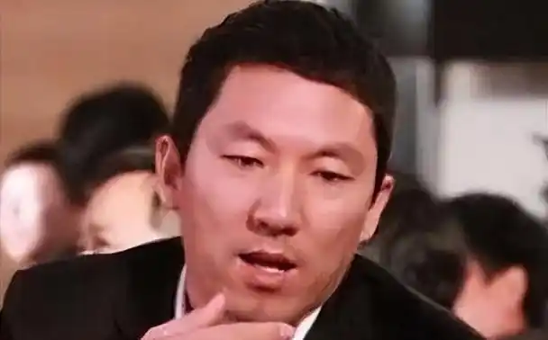 张柏芝孙东海现身泳池,她穿黑衣笑容甜蜜,男方与3娃互动显拘谨