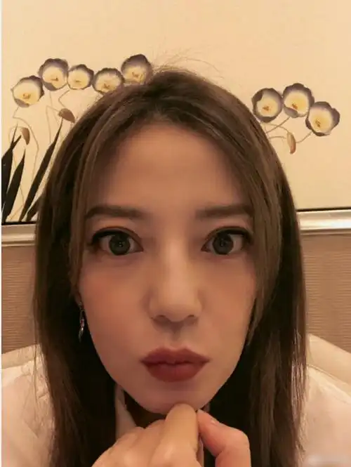 赵薇晒近距离自拍照 大眼睛被网友调侃:一个顶两