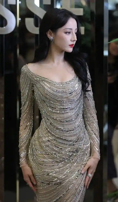 迪丽热巴性感活动图片绝美身材曼妙,斯瓦希里品牌活动_swisse_连衣裙_