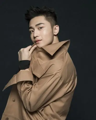 青年演员周航帅气逼人写真图片