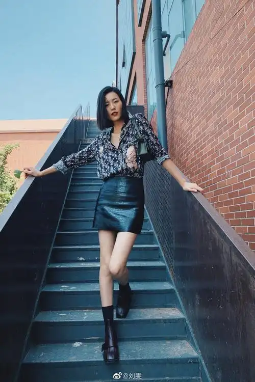 不可思议超模刘雯夏日时髦穿搭竟然就用一双鞋征服网友