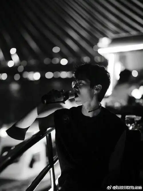 刘昊然晒最新营业照,果然少年感是男人最好的医美……|刘昊然_新浪