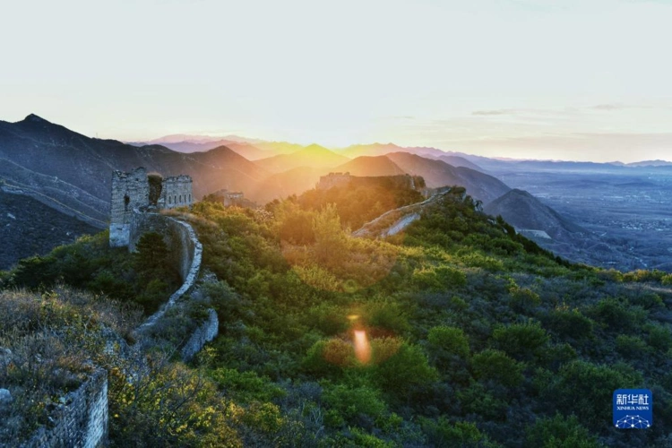 10月16日在河北迁安市境内拍摄的大理石长城日出景色(无人机照片).