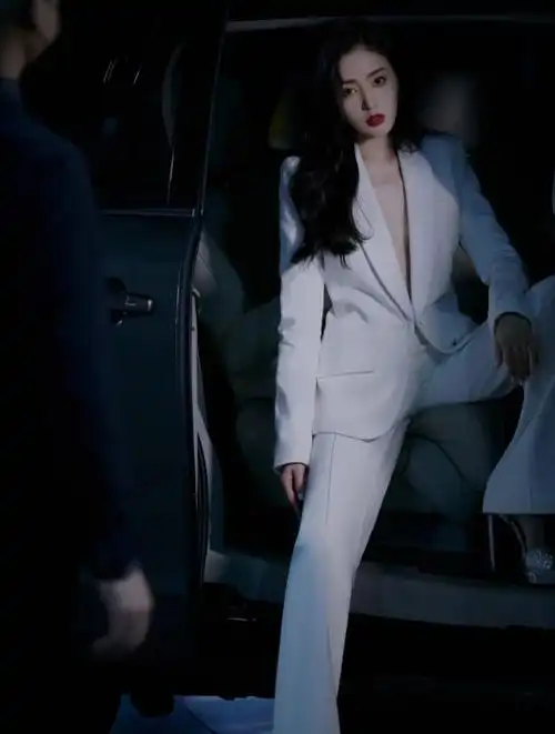 张天爱展现霸道总裁范白色西装真空上阵秀事业线皮肤白皙