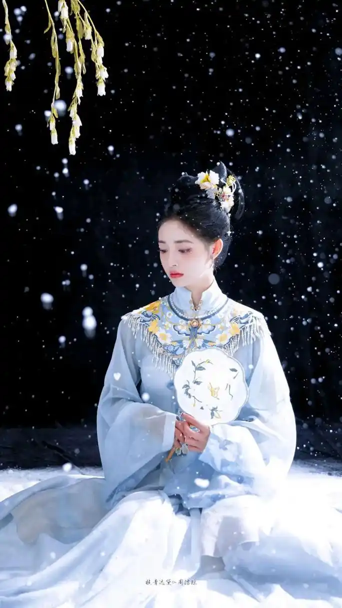 周洁琼蓝色系古风盘发造型#你心中的古装女神# #一眼沦陷# #惊艳瞬间