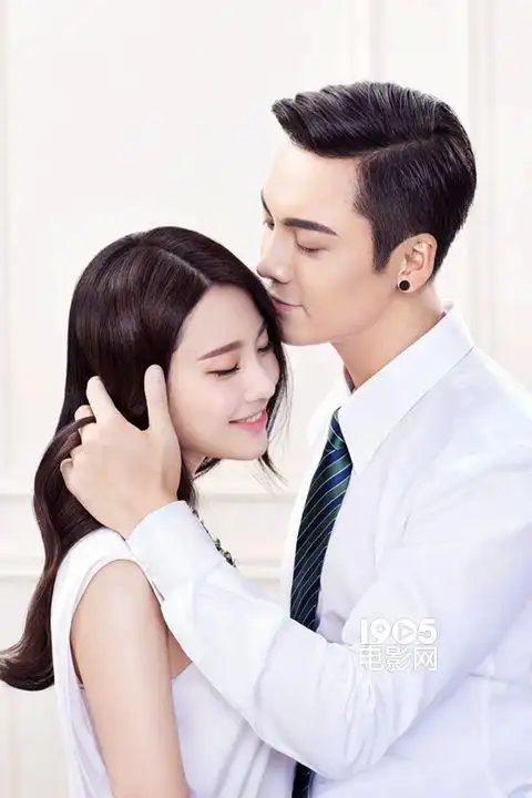 陈伟霆张慧雯曝情侣写真 甜蜜贴面轻吻额头爱意足