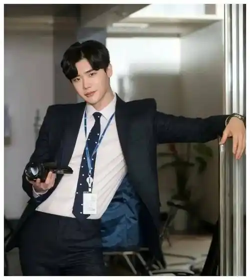 魅力四射的韩国欧巴你觉得李钟硕帅吗