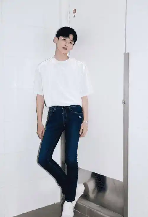 阳光少年白敬亭,穿衣时髦显气质,这颜值谁看了能不心动?