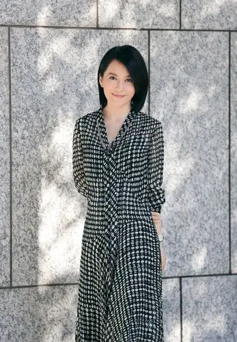 俞飞鸿一身连衣裙优雅大气,短发搭配减龄又时尚,看不出有48岁_发型